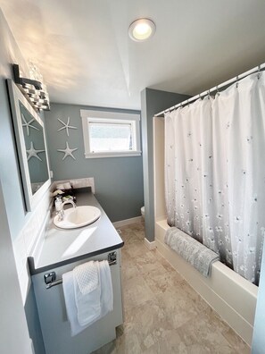 Duschwanne, Haartrockner, Handtücher, Seife