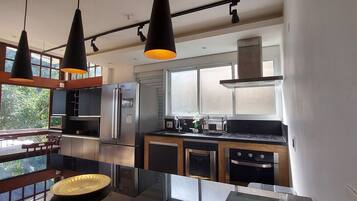 Chalé família | Cozinha privada | Geladeira grande, micro-ondas, cafeteira/chaleira