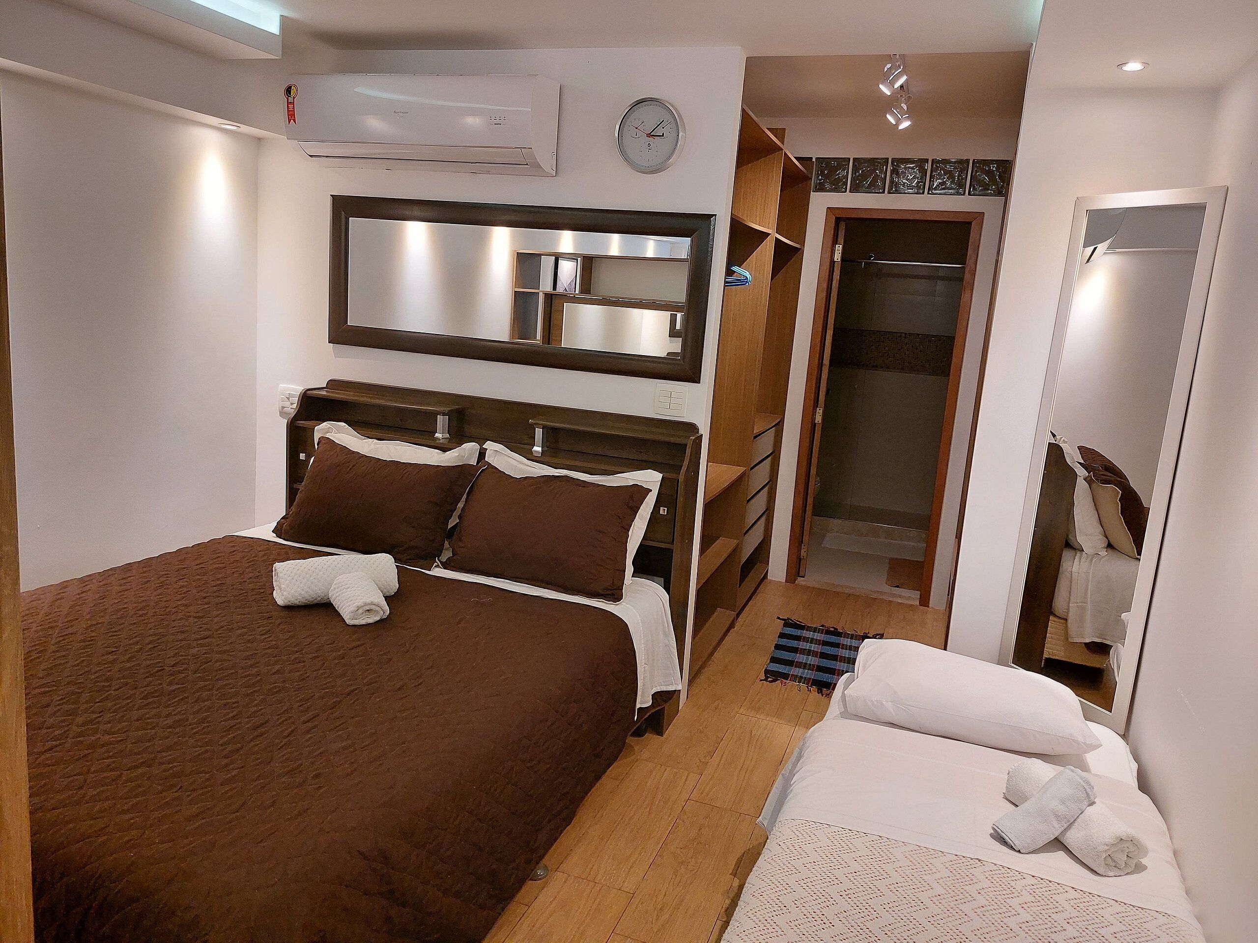 客室ごとに異なる装飾  、客室ごとに異なるインテリア、ノートパソコン用作業スペース、アイロン / アイロン台