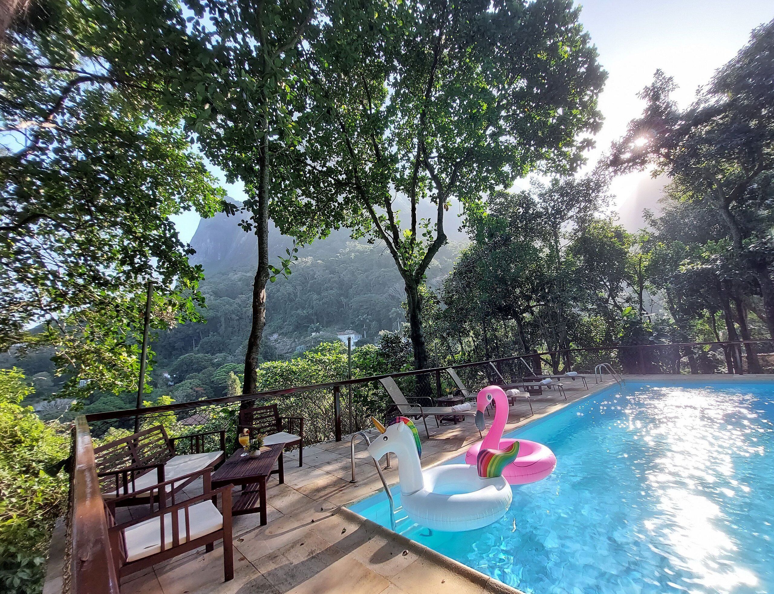 Utendørsbasseng, bassengparasoller og solsenger