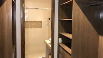 Chalet | Bathroom | Shower, hair dryer, towels