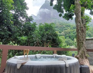 Apartment | Outdoor spa tub - Pedra Bonita Flats (Rio de Janeiro)