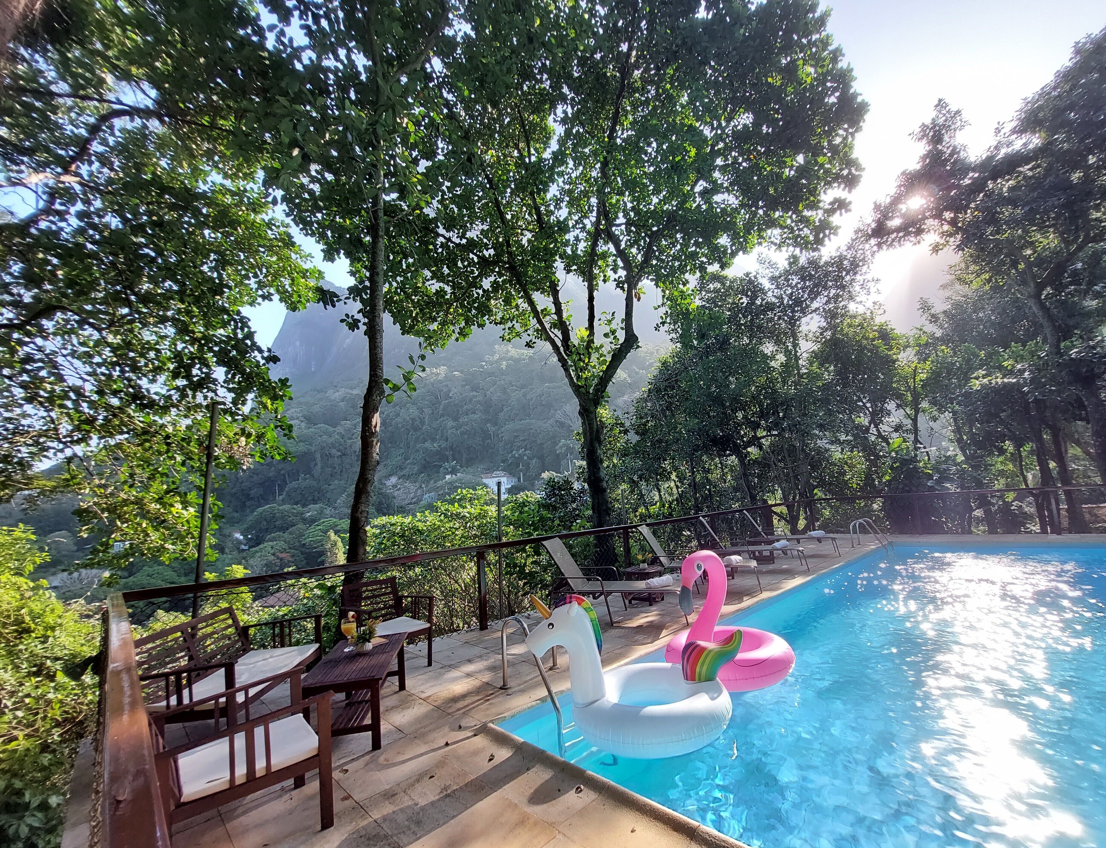 室外游泳池，開放時間為 09:00 至 22:00，提供泳池遮陽傘和日光浴躺椅