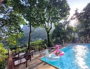 Piscina externa, funciona das 9h às 22h, guarda-sóis, espreguiçadeiras