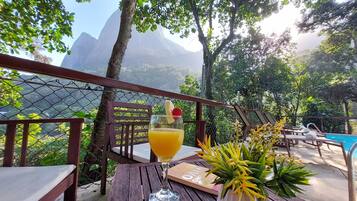 Una piscina al aire libre, sombrillas, sillones reclinables de piscina