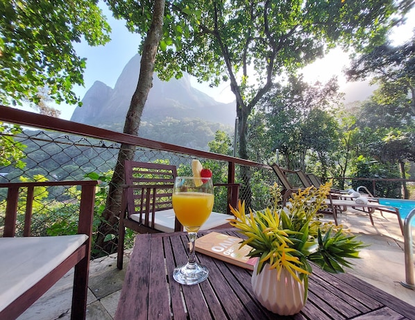 Piscina externa, funciona das 9h às 22h, guarda-sóis, espreguiçadeiras