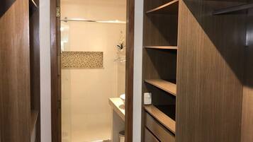 Dusj, hårføner og håndklær