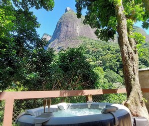 Outdoor spa tub - Pedra Bonita Flats (Rio de Janeiro)