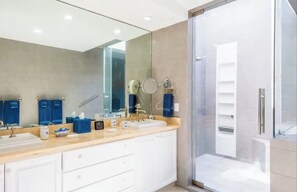 Douche, séchoir à cheveux, serviettes fournies