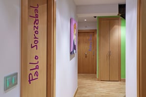 32-tums platt-tv med kabelkanaler och tv