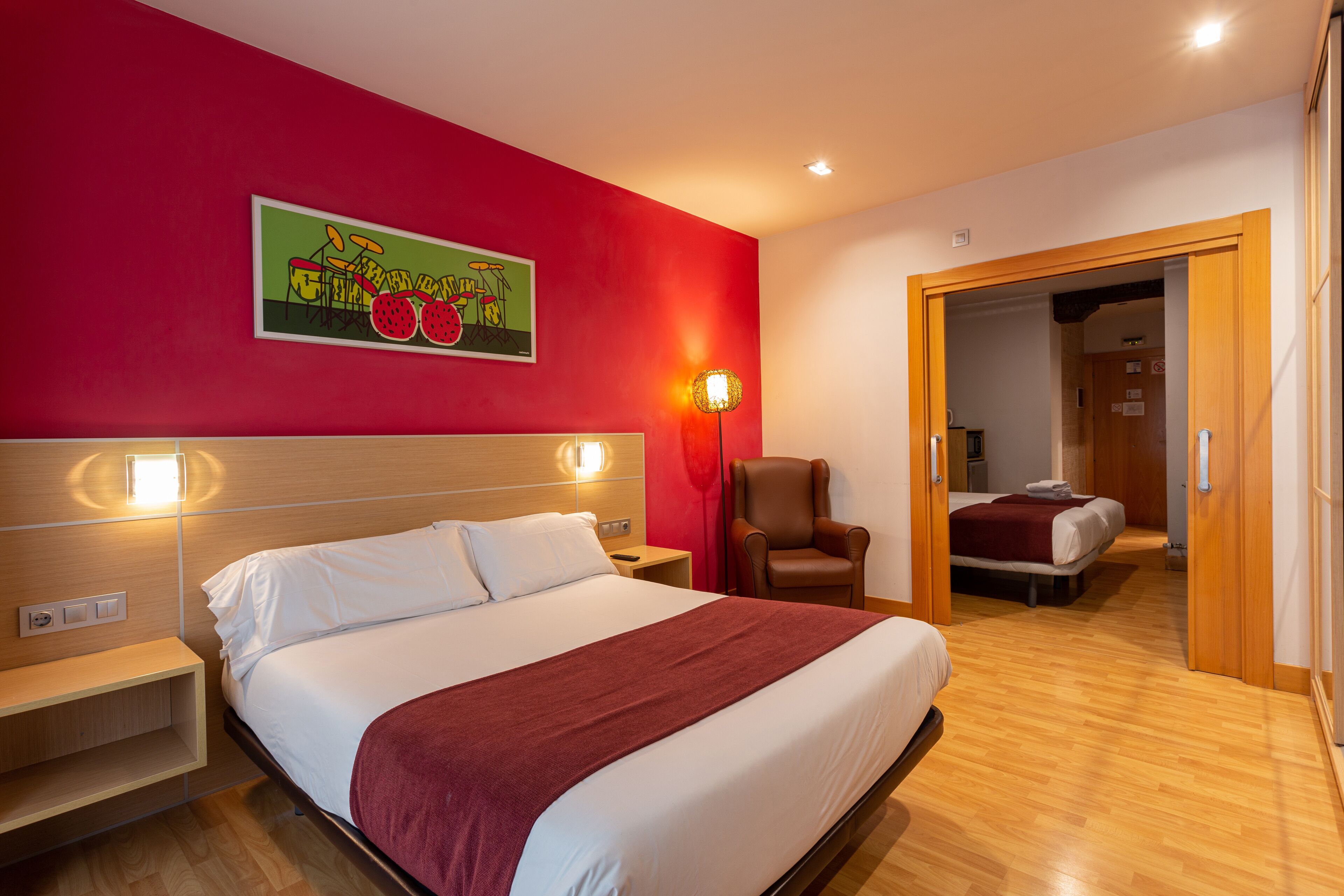 Superior-Vierbettzimmer | Daunenbettdecken, Zimmersafe, Schreibtisch, Bügeleisen/Bügelbrett