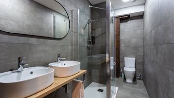 Superior tweepersoonskamer | Badkamer | Een douche, een regendouche, een haardroger, handdoeken