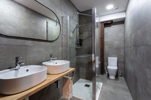 Habitación doble superior | Baño | Regadera, regadera tipo lluvia, secadora de cabello, toallas