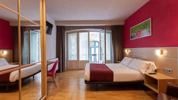 Superior vierpersoonskamer | Donzen dekbedden, een kluis op de kamer, een bureau