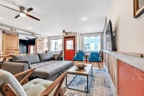 Flachbildfernseher, Kamin, Netflix, Streaming-Dienste