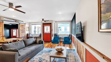 Flat-screen TV, fireplace, Netflix, streaming services