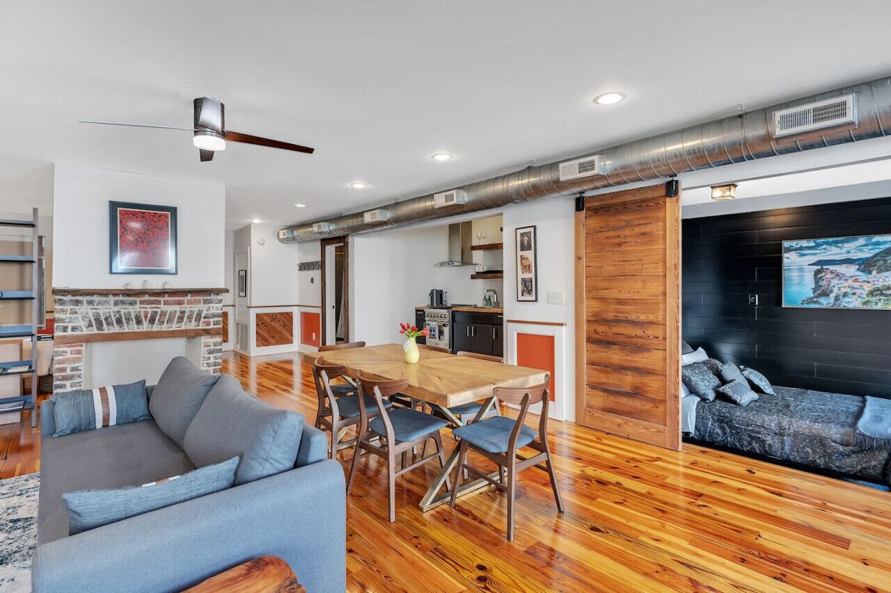 Televisión de pantalla plana, chimenea y Netflix 