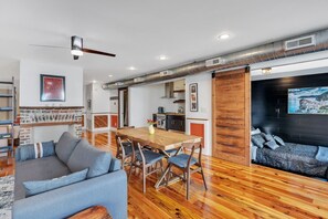 Flachbildfernseher, Kamin, Netflix, Streaming-Dienste