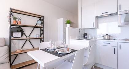 Huswell - Stylish Studio | Steps from beach & sea
