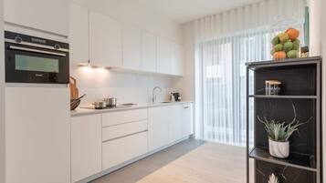 Een koelkast, een microgolfoven, een oven, een kookplaat