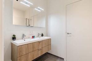 Badewanne, Haartrockner, Handtücher, Seife