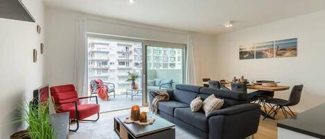 Flachbildfernseher, Bücher, Arbeitsbereiche