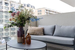 Flat-screen TV, books, offices