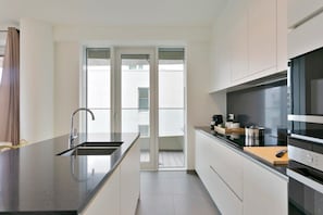 Kylskåp, mikrovågsugn, ugn och spishäll