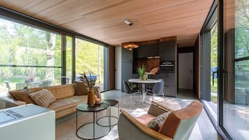 Een televisie, een open haard, een stereo en een kantoor