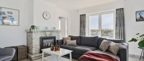 Tv, eldstad och kontor