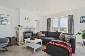 Televisión, chimenea, oficina