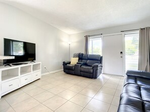 Smart TV, DVD player - Fully Equipped 3BR Home in Deltona FL (Deltona)