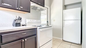 Coffee/tea maker, fridge, microwave, oven