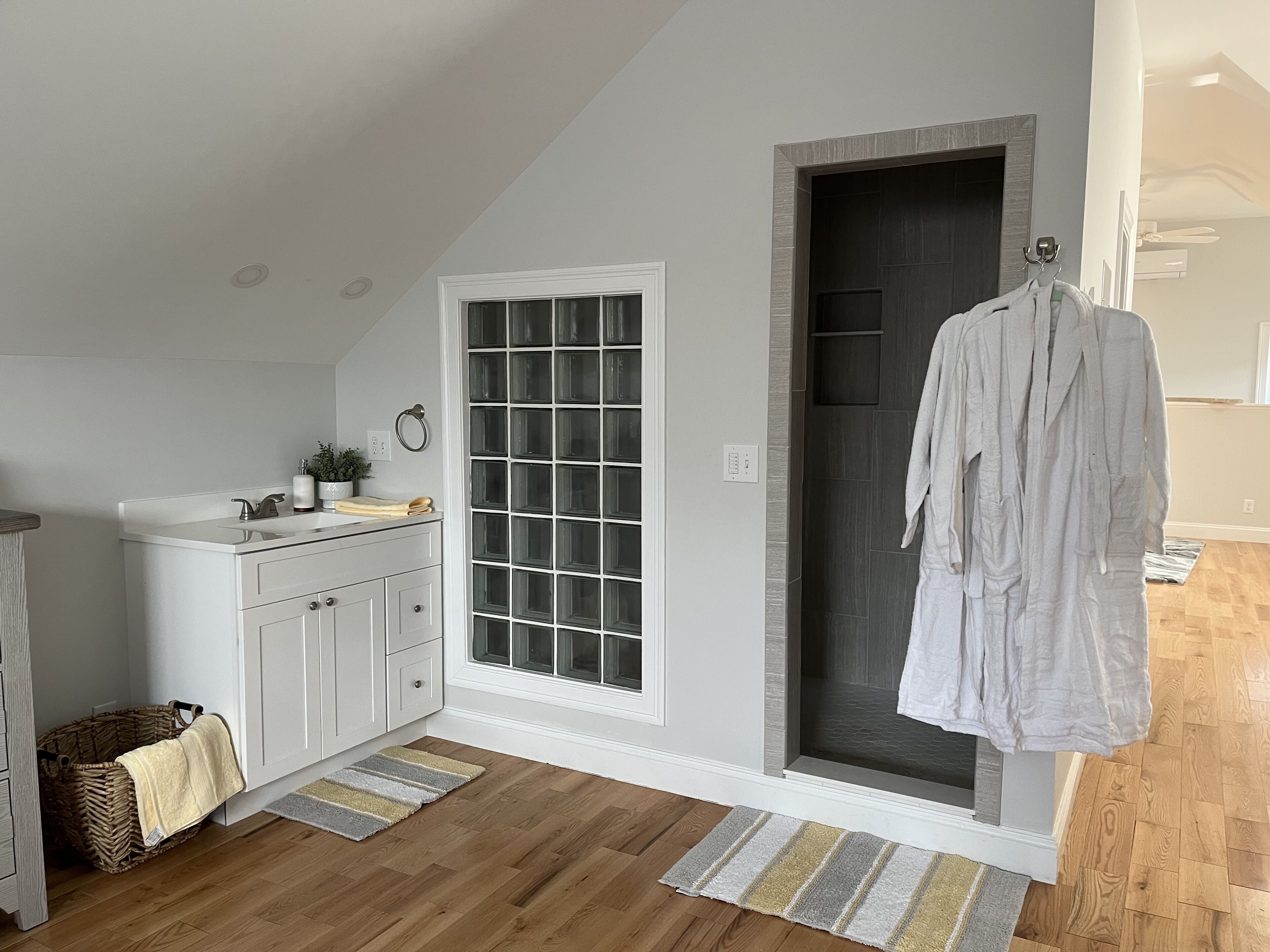Gorgeous top floor, high ceiling & brand new apartment! in Old Saybrook, United States