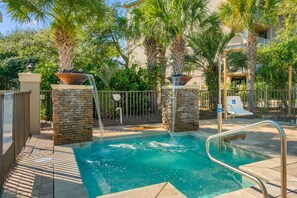 A heated pool - Beach service included at gated coastal condo with pool, hot tub, W/D, & balcony (Miramar Beach)