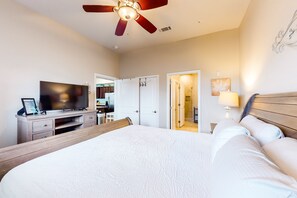 3 bedrooms, WiFi, bed sheets - Beach service included at gated coastal condo with pool, hot tub, W/D, & balcony (Miramar Beach)