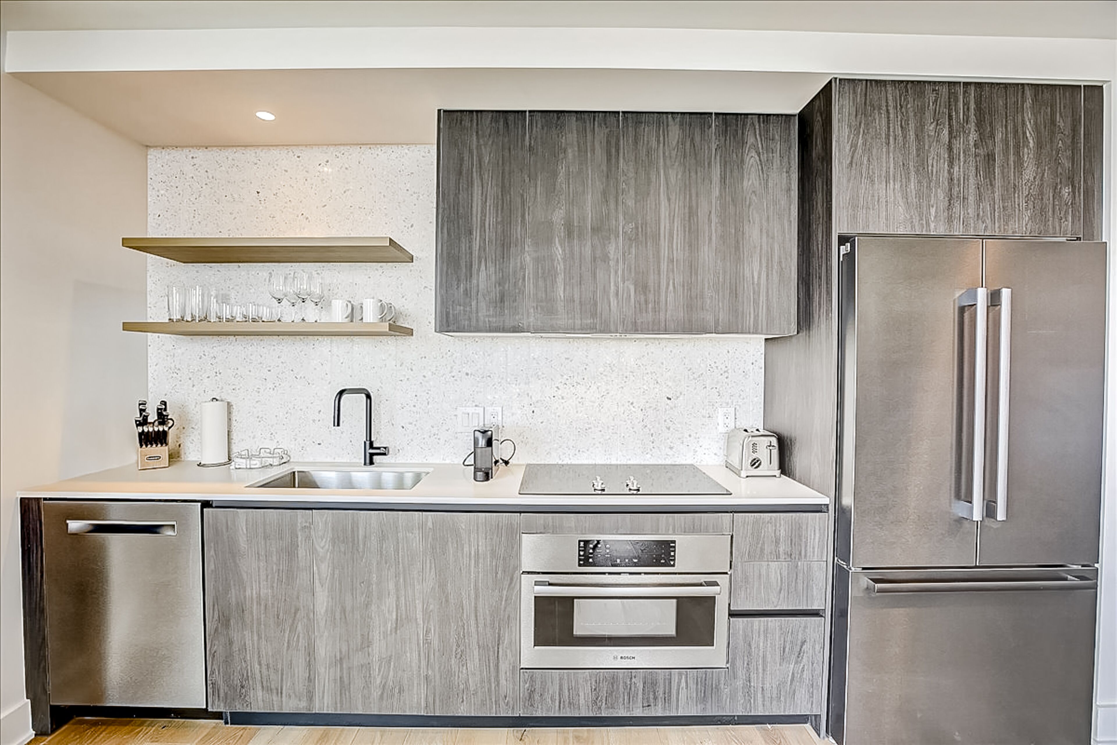 Brand new Rainey Street condo w/lake-view balcony - rooftop pool & gym, dogs OK