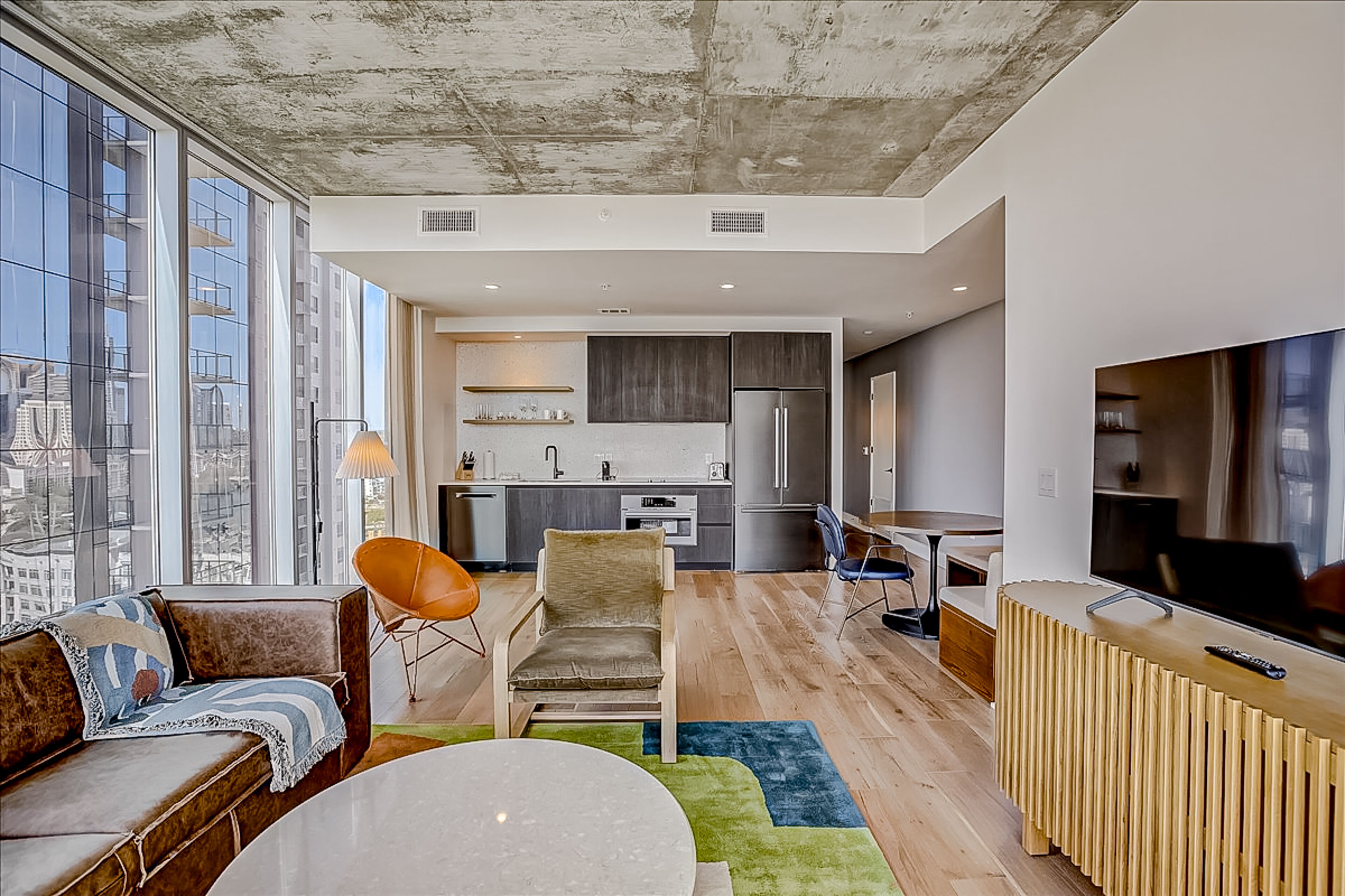 Brand new Rainey Street condo w/lake-view balcony - rooftop pool & gym, dogs OK