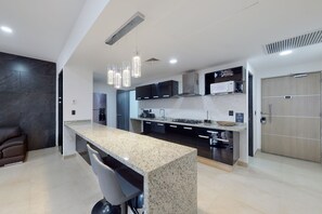 Køleskab, mikrobølgeovn, kogeplade, kaffe-/temaskine