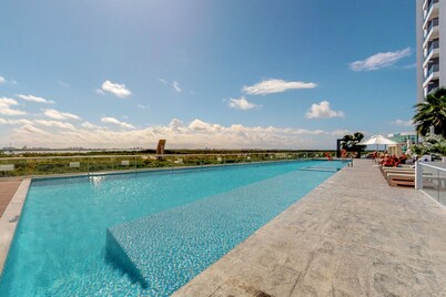 Lakefront apartment with pool, fitness room, washer/dryer, & patio