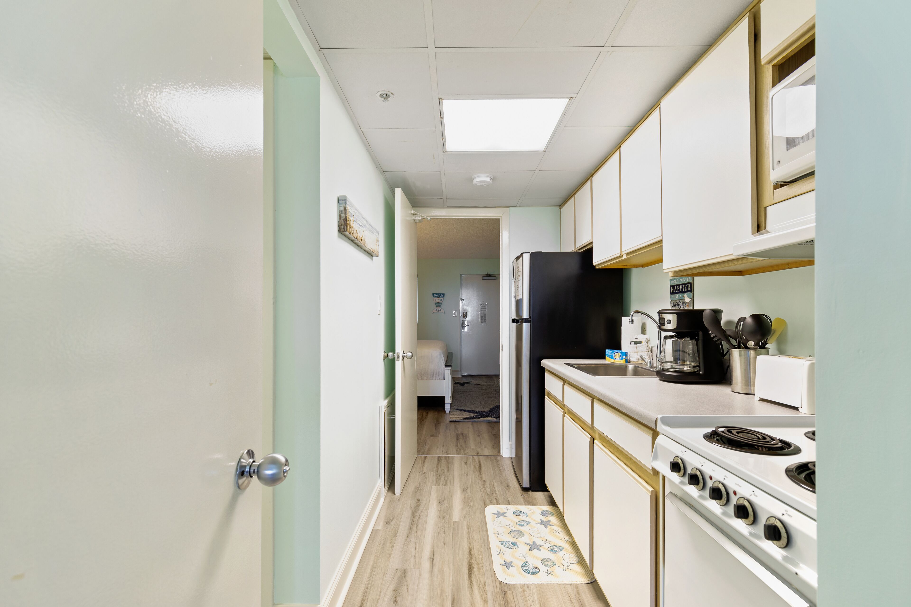 Comfy and attractive beachside resort home w/pool & hot tub, WiFi, balcony