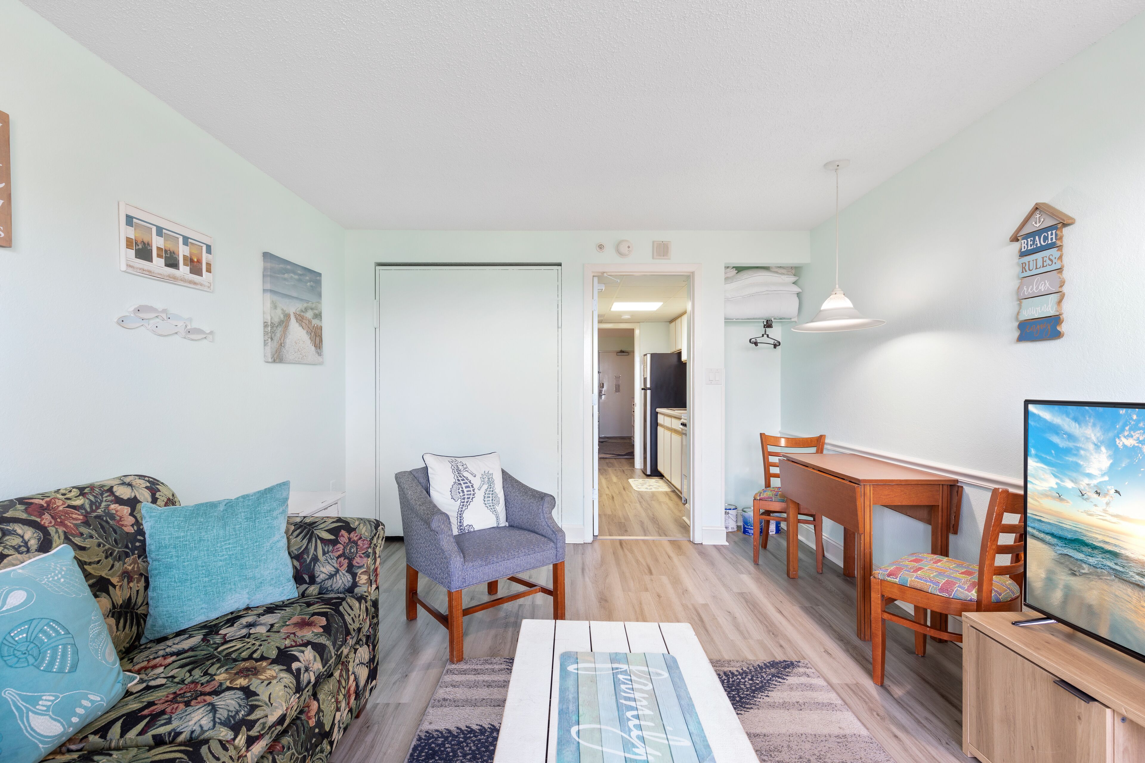 Comfy and attractive beachside resort home w/pool & hot tub, WiFi, balcony