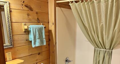 American Pines Cabin, 5 miles from Mt Rushmore!