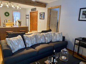 Smart TV, fireplace, table tennis, books - Cozy Modern Farmhouse (Lake George)