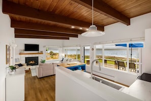 Smart TV, fireplace, DVD player, books - Waterfront cabin w/ incredible views & beach access. (Langley)