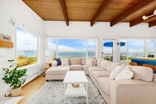 Waterfront cabin w/ incredible views & beach access.