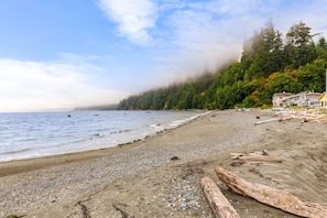 Plage, chaises longues, serviettes de plage