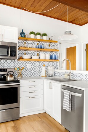 Frigorifero, microonde, forno, piano cottura