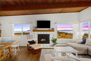 TV connectée, cheminée, lecteur de DVD, livres