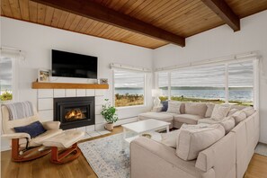 Smart TV, caminetto, lettore DVD, libri